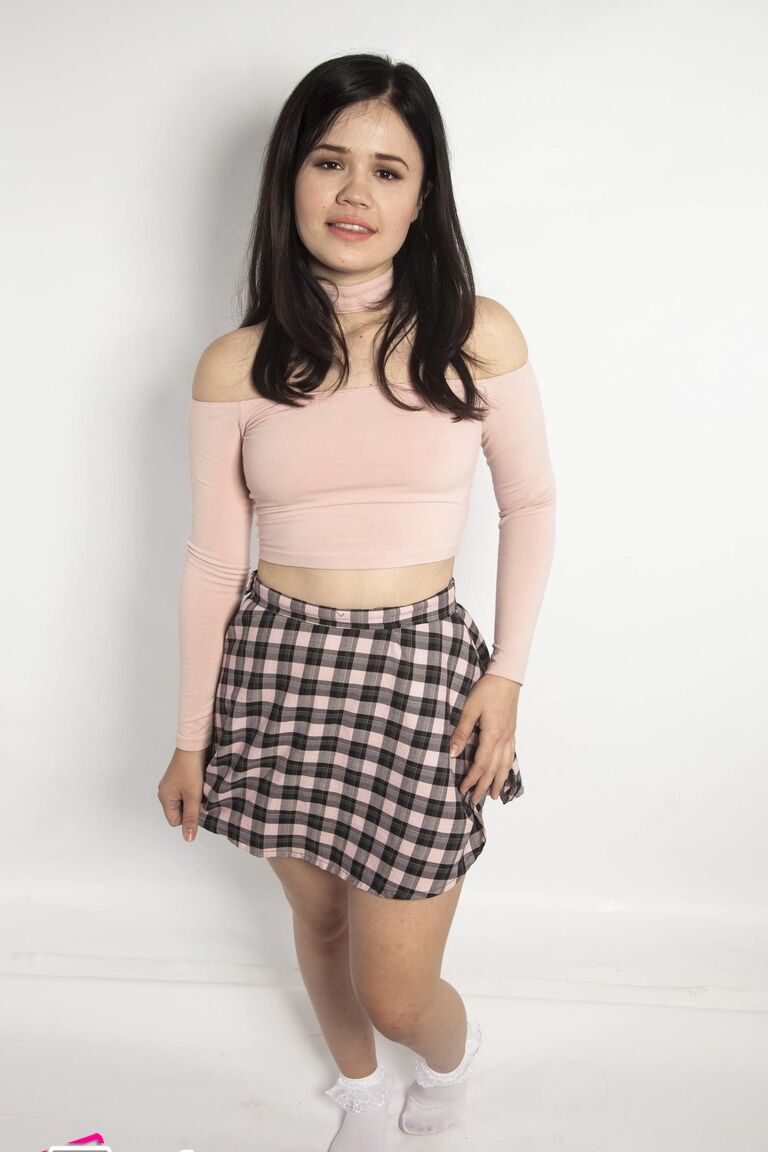 21P La adorable adolescente Yhivi presenta su delicioso trasero mientras se cambia de ropa