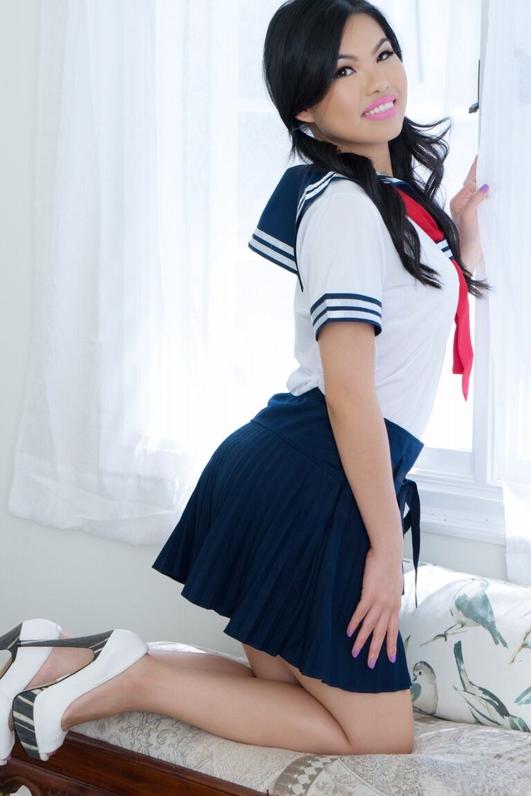 21P A estudante asiática Cindy Starfall mostra seus seios naturais
