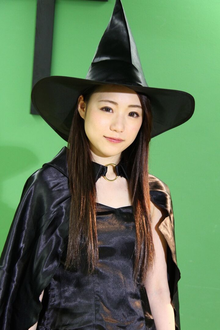20P Les filles japonaises pratiquent les arts sombres tout en portant des tenues de cosplay