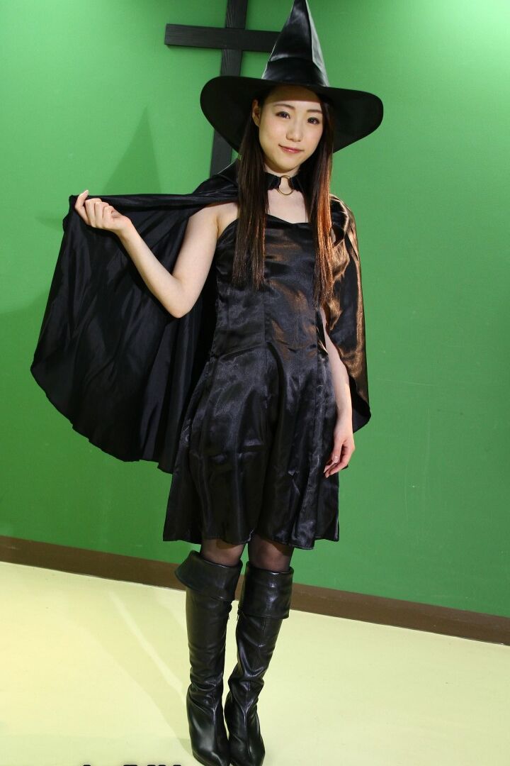 20P Les filles japonaises pratiquent les arts sombres tout en portant des tenues de cosplay