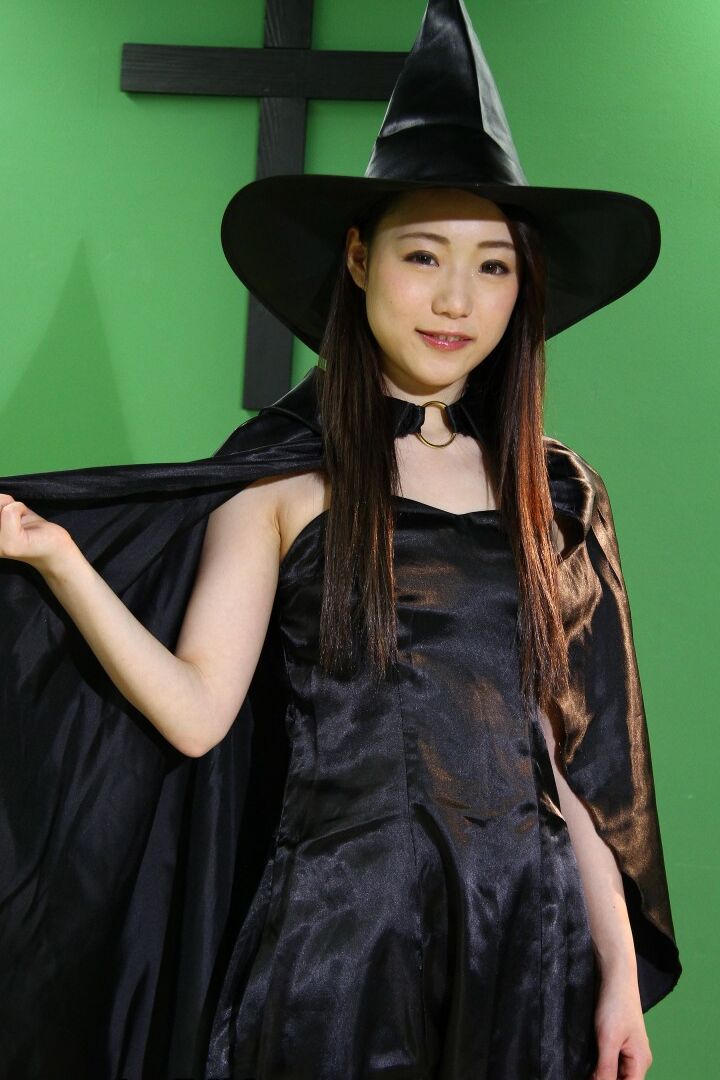 20P Les filles japonaises pratiquent les arts sombres tout en portant des tenues de cosplay