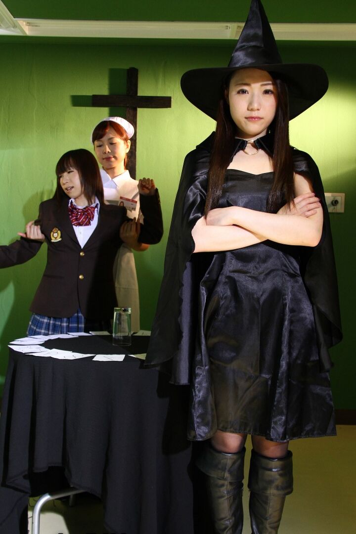 20P Les filles japonaises pratiquent les arts sombres tout en portant des tenues de cosplay