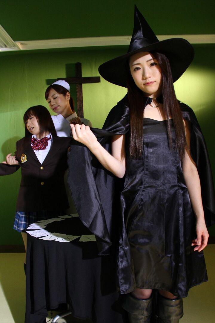 20P Les filles japonaises pratiquent les arts sombres tout en portant des tenues de cosplay
