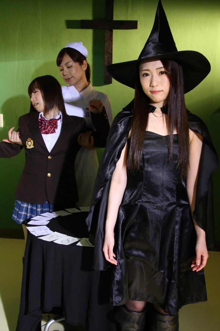 20P Les filles japonaises pratiquent les arts sombres tout en portant des tenues de cosplay