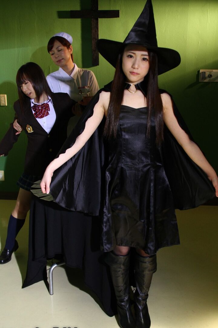 20P Les filles japonaises pratiquent les arts sombres tout en portant des tenues de cosplay