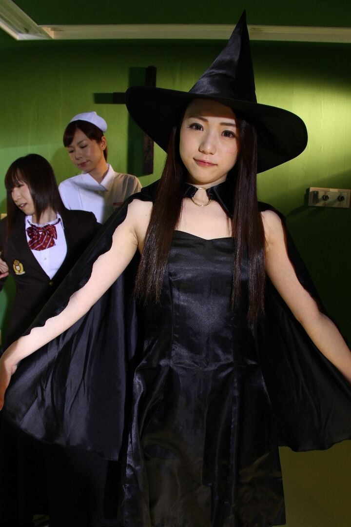20P Les filles japonaises pratiquent les arts sombres tout en portant des tenues de cosplay