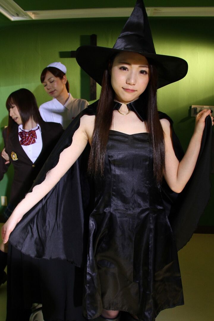 20P Les filles japonaises pratiquent les arts sombres tout en portant des tenues de cosplay