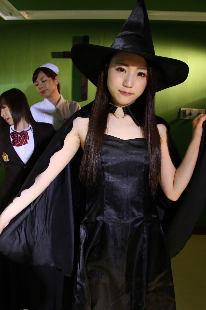 20P Les filles japonaises pratiquent les arts sombres tout en portant des tenues de cosplay