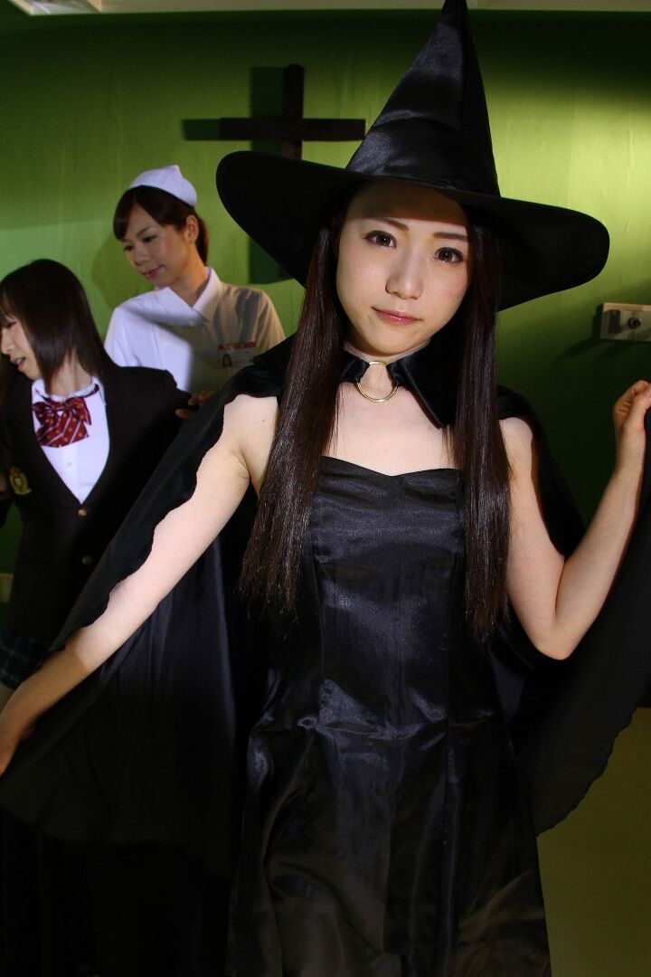 20P Les filles japonaises pratiquent les arts sombres tout en portant des tenues de cosplay