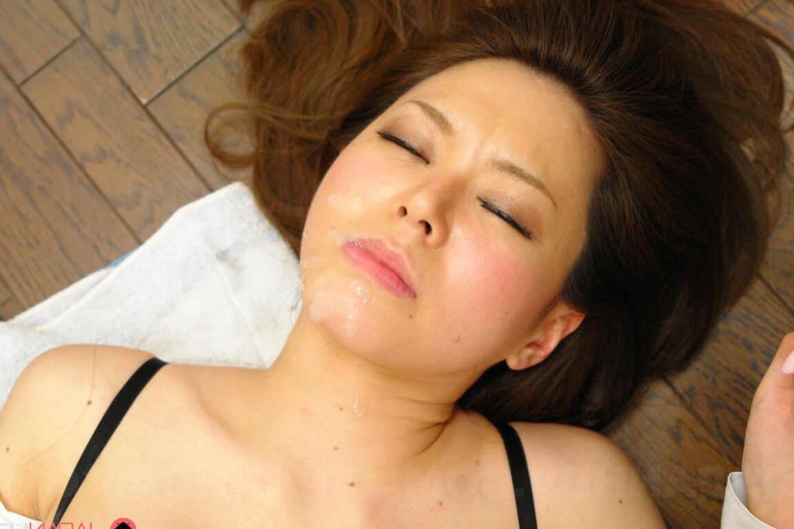 La secrétaire asiatique brune de 21P, China Mimura, prend deux gaffes sur son lieu de travail