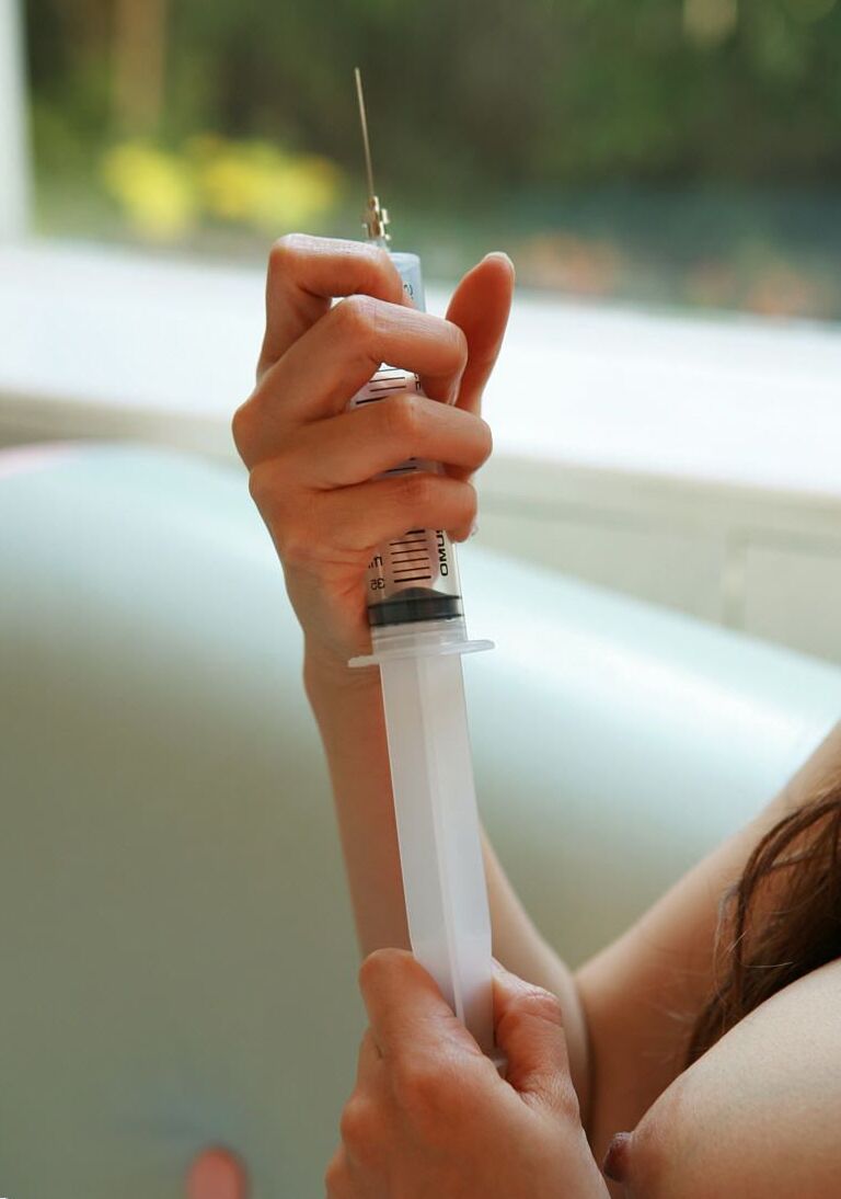 16P Namie Koshino, infirmière japonaise coquine, pique ses parties nues du corps avec une aiguille