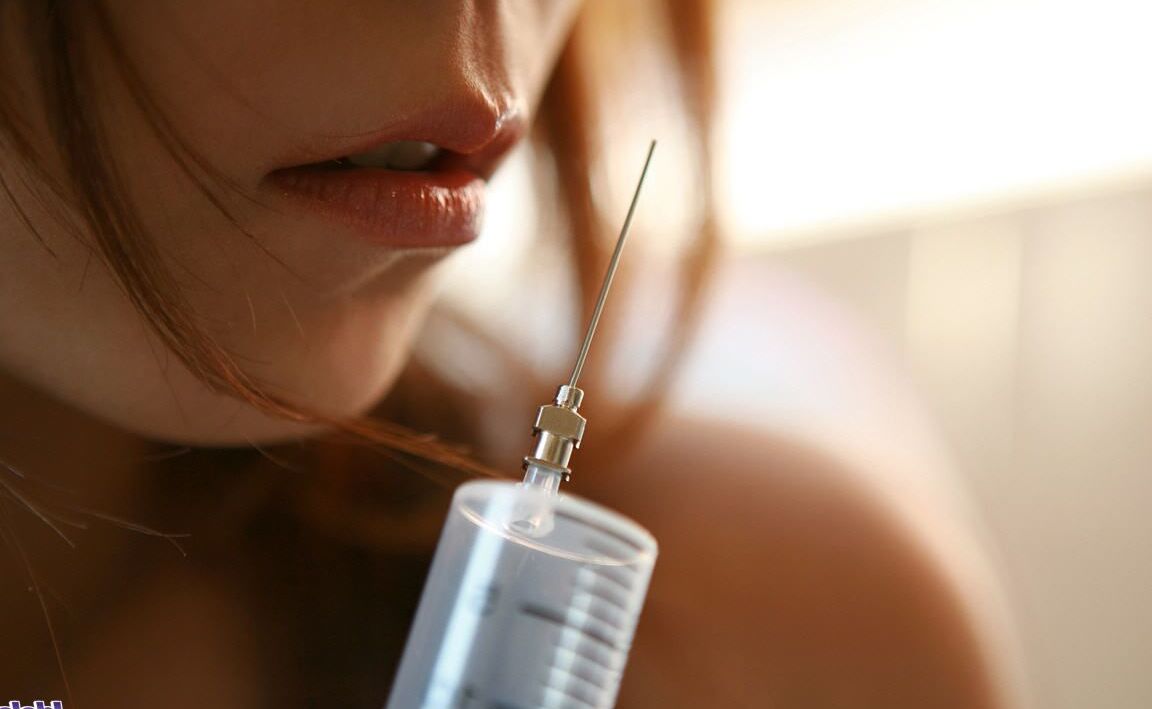16P Namie Koshino, infirmière japonaise coquine, pique ses parties nues du corps avec une aiguille