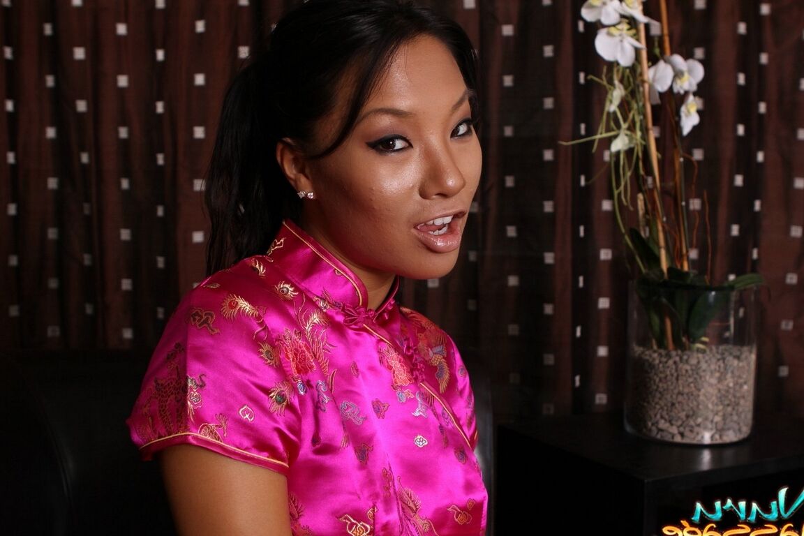 20P La elegante estrella porno asiática Asa Akira satisface una enorme polla después de un baño espumoso