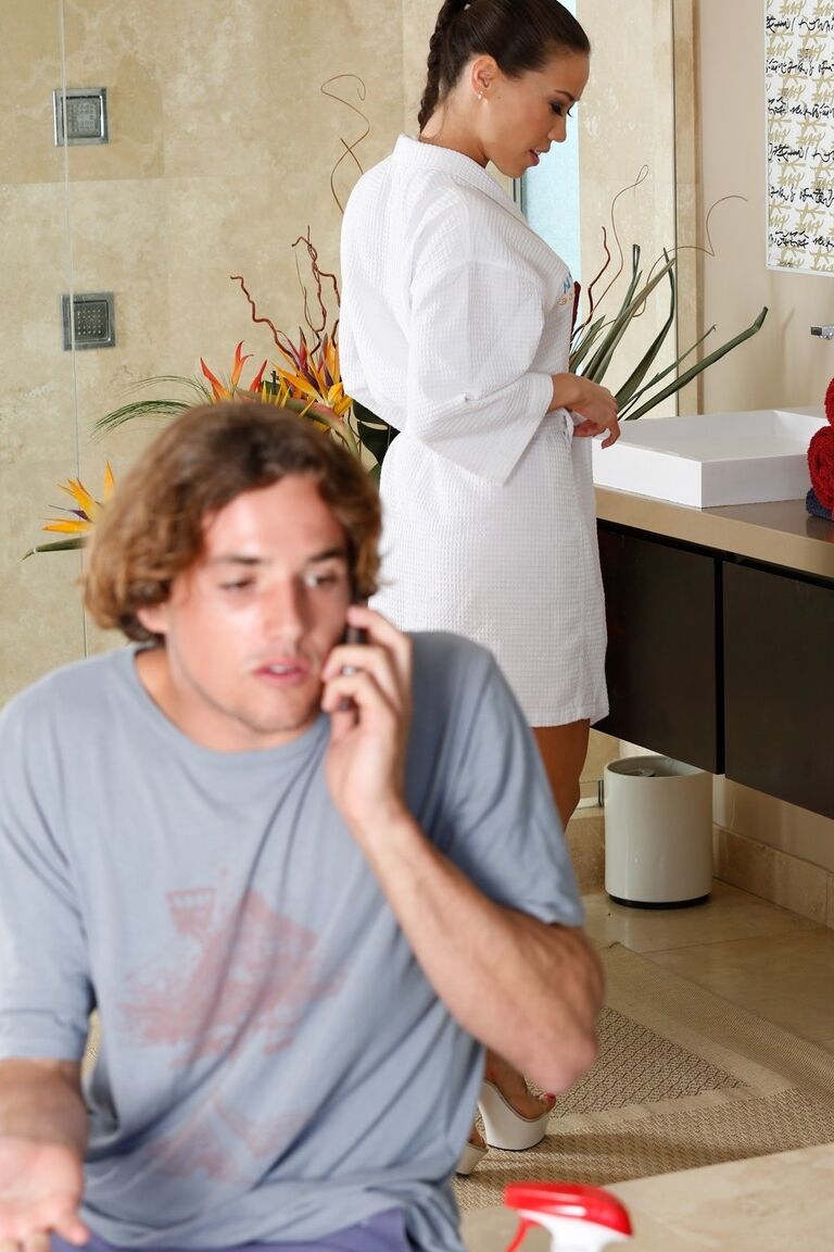 21P Die schlanke Asiatin Kalina Ryu gibt eine Massage und bekommt Sperma in den Mund geschüttet