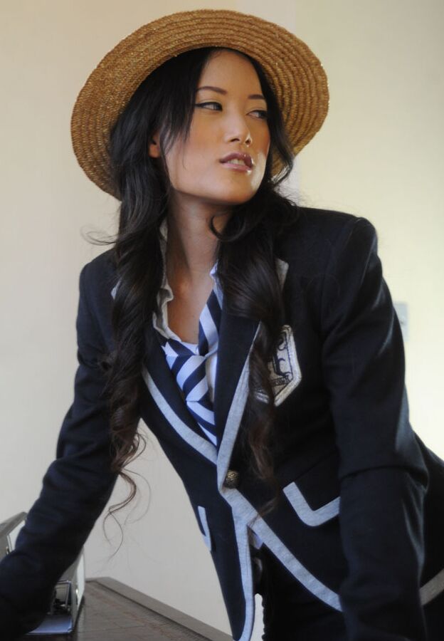 15P La colegiala asiática Ayumi Natsume se quita el uniforme en el escritorio del profesor