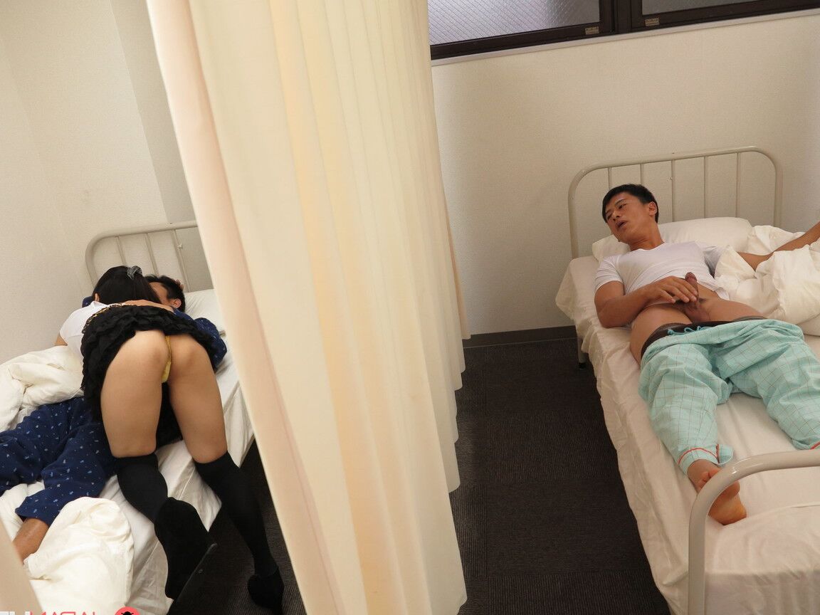 21P La linda japonesa amateur Ako Nishino follada en el coño en una habitación de hospital
