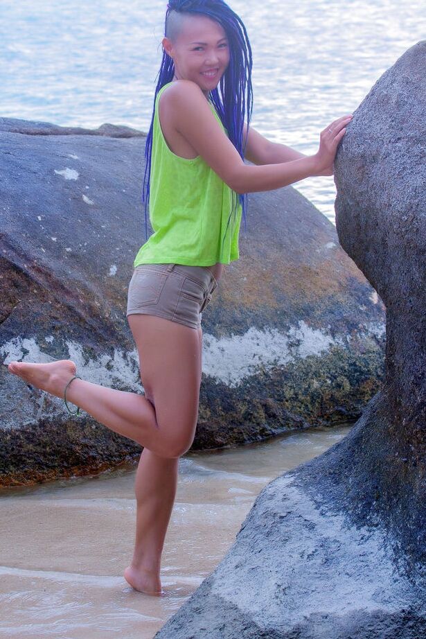 16P A adolescente asiática Sweet Julie fica totalmente nua dentro de uma caverna marítima