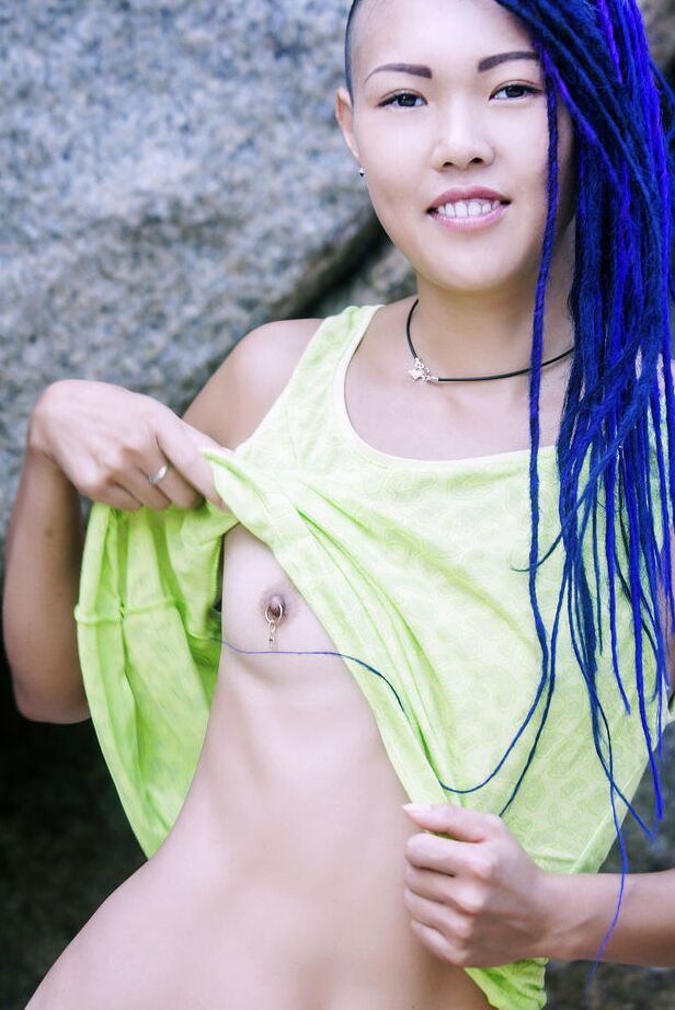 16P A adolescente asiática Sweet Julie fica totalmente nua dentro de uma caverna marítima