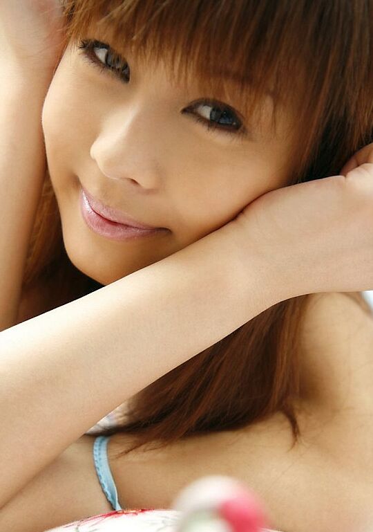 16P La agradable adolescente japonesa Sakurako muestra sus tetas naturales y su coño en la pista de aterrizaje también