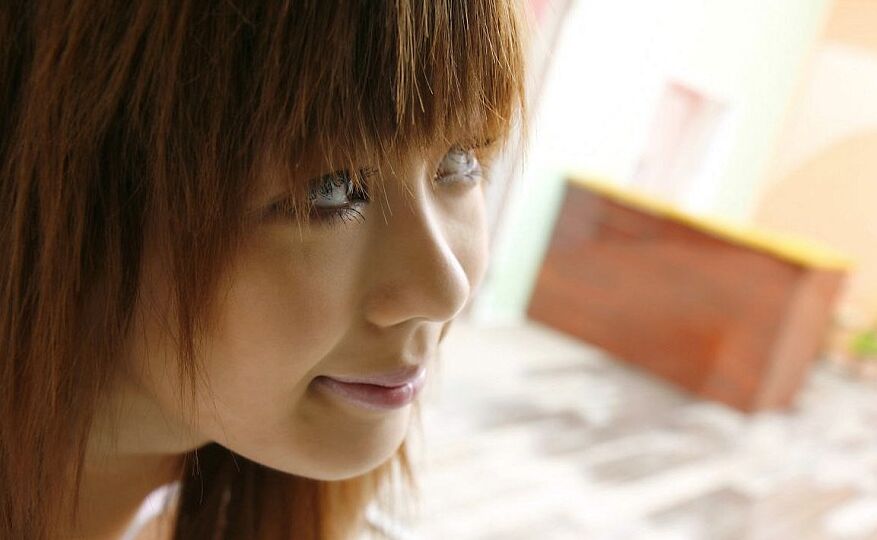 16P La agradable adolescente japonesa Sakurako muestra sus tetas naturales y su coño en la pista de aterrizaje también