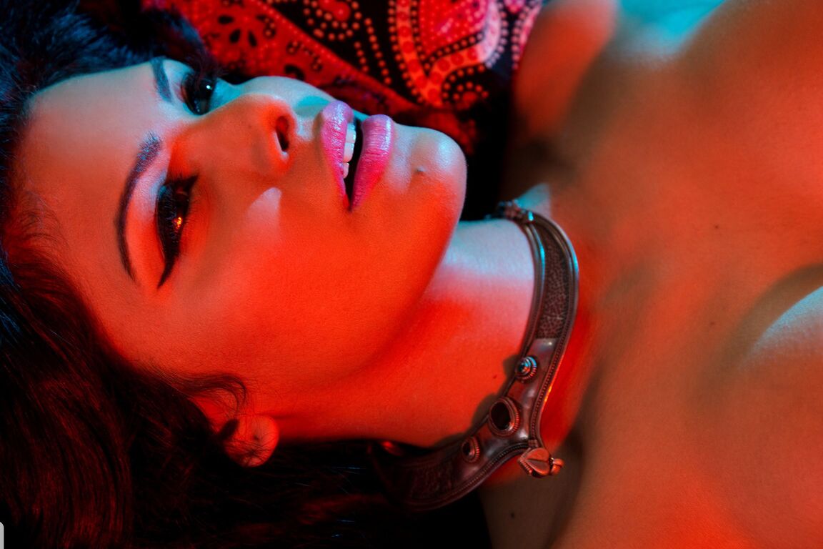 16P A atraente atriz indiana Sherlyn Chopra ficando nua e suja ao ar livre