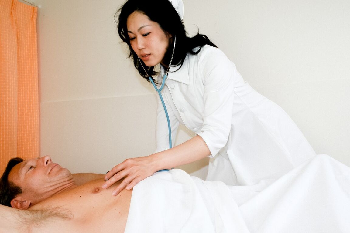15P A enfermeira japonesa Fujiko Sakura cospe esperma após sexo MMF com pacientes