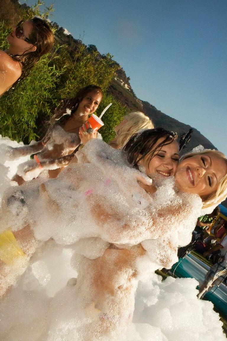 17P Garotas gostosas e bêbadas da Playboy tiram a roupa e ficam sujas durante uma festa selvagem ao ar livre