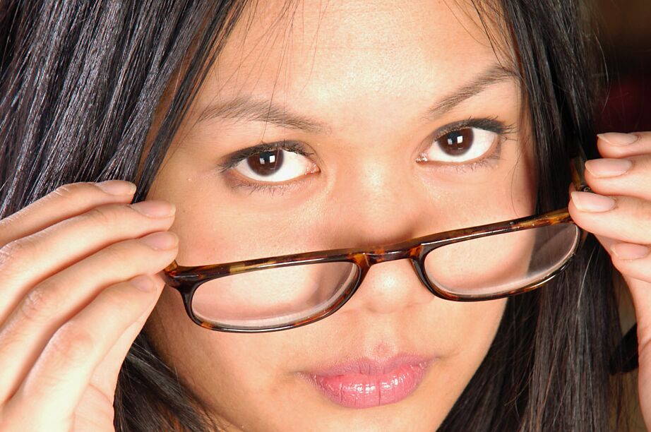 16P Amateur Babe Kaya enthüllt winzige asiatische Titten und haarige Vagina
