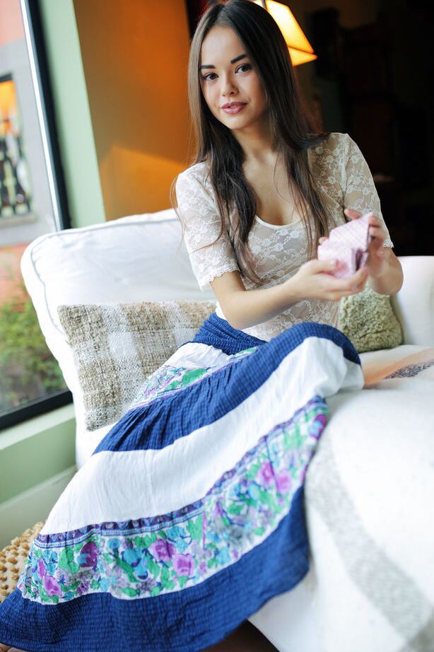 18P La belle adolescente Li Moon découvre ses superbes seins en jouant aux cartes