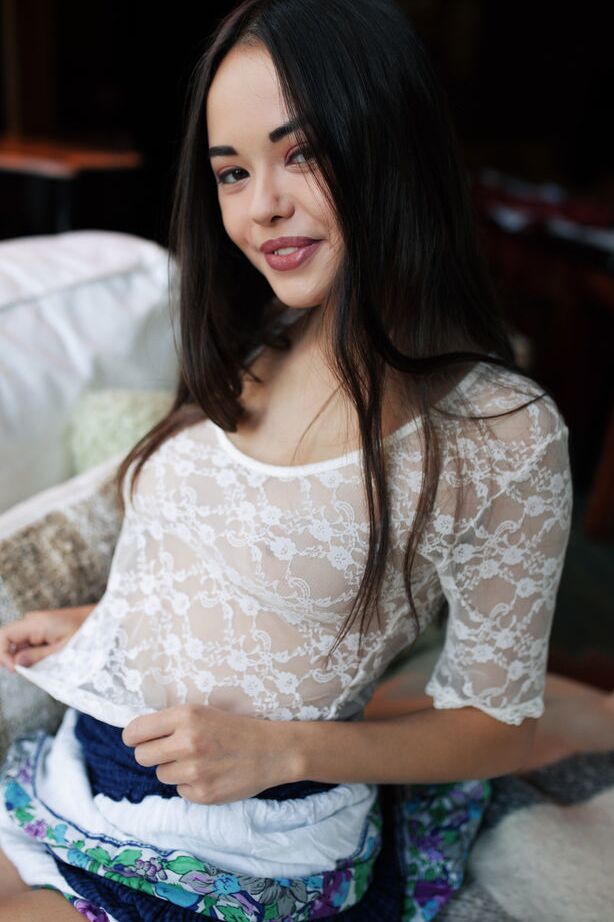 18P La belle adolescente Li Moon découvre ses superbes seins en jouant aux cartes