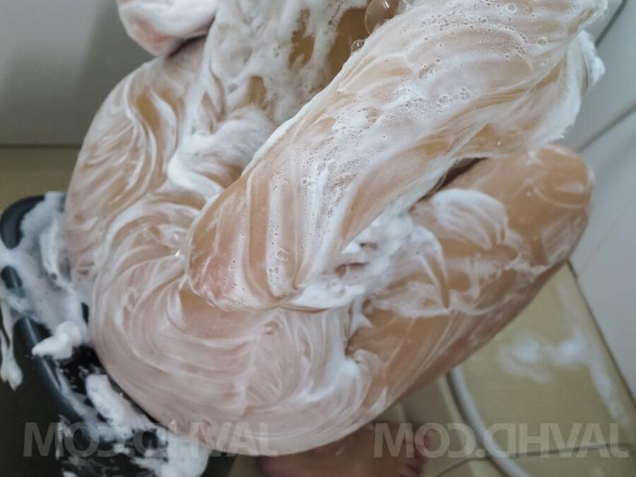 15P Reiko Kobayakawa Asian showers her soaped body after frigging