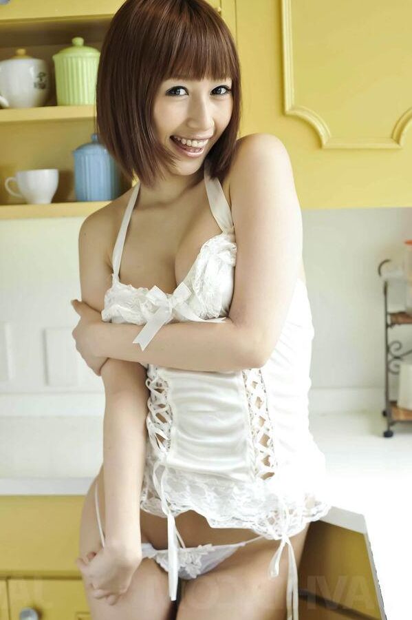 15P Tiara Ayase Asian es follada y tocada a través de medias rotas