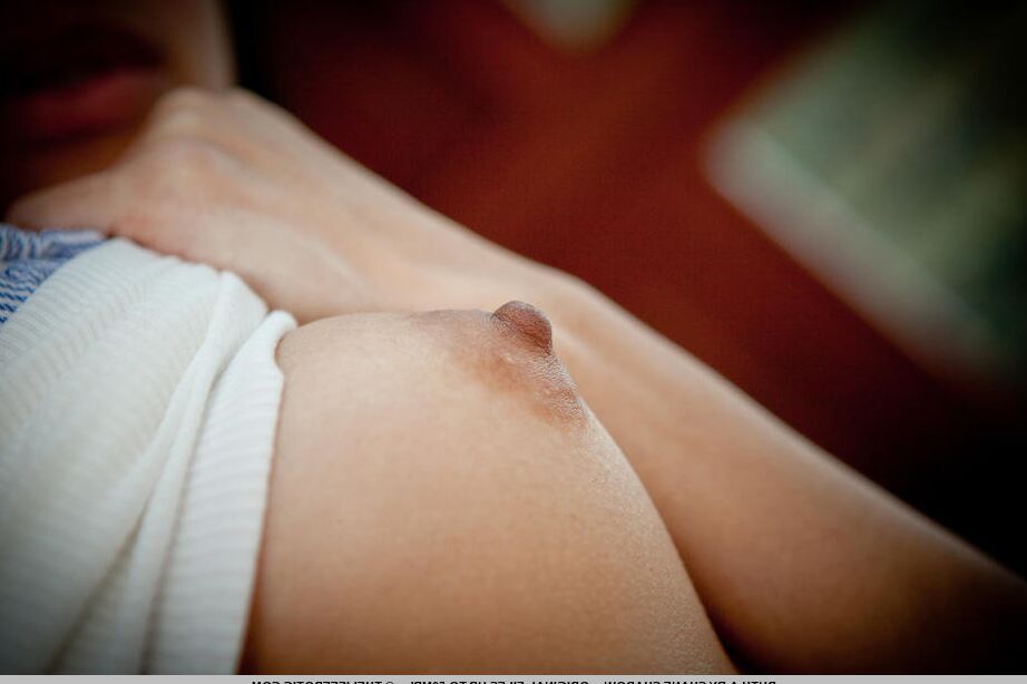 16P La asiática solitaria Ruth A se frota el apretado coño mientras está desnuda en la cama