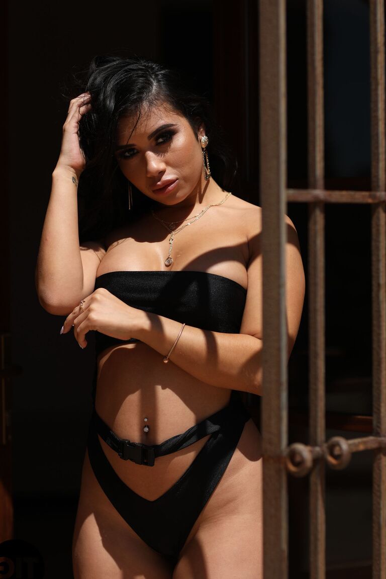 21P Gata curvilínea com peitos falsos Nicole Snow exibe sua bunda redonda em um solo