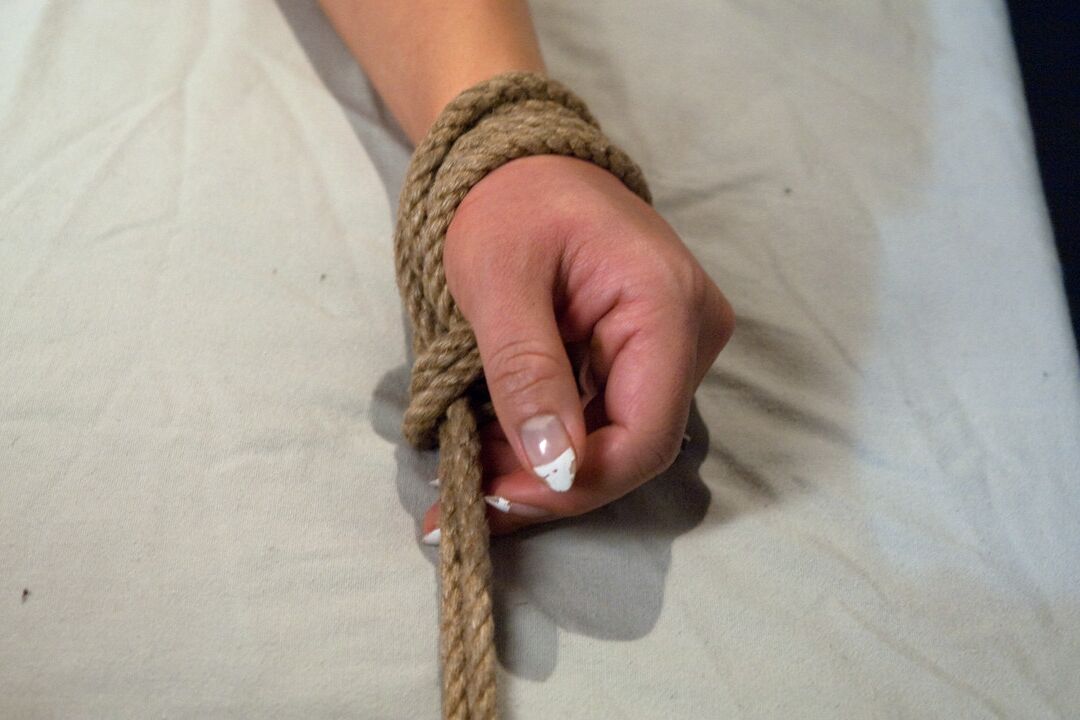 20P La petite MILF Asa Akira se fait baiser profondément avec les jambes grandes ouvertes dans un bondage avec corde