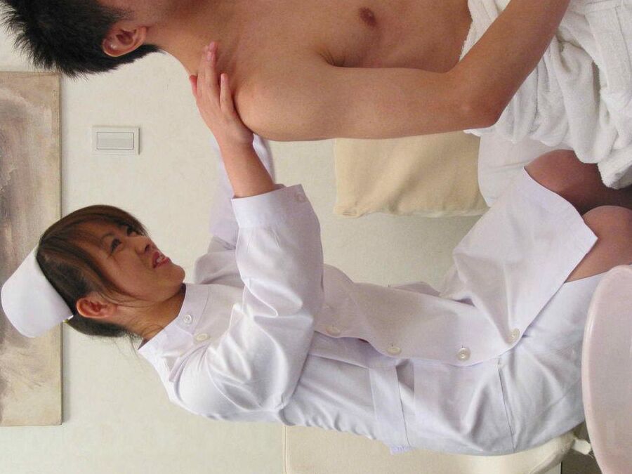 16P Shy Miina Minamoto en tenue d'infirmière blanche baisée et crémée