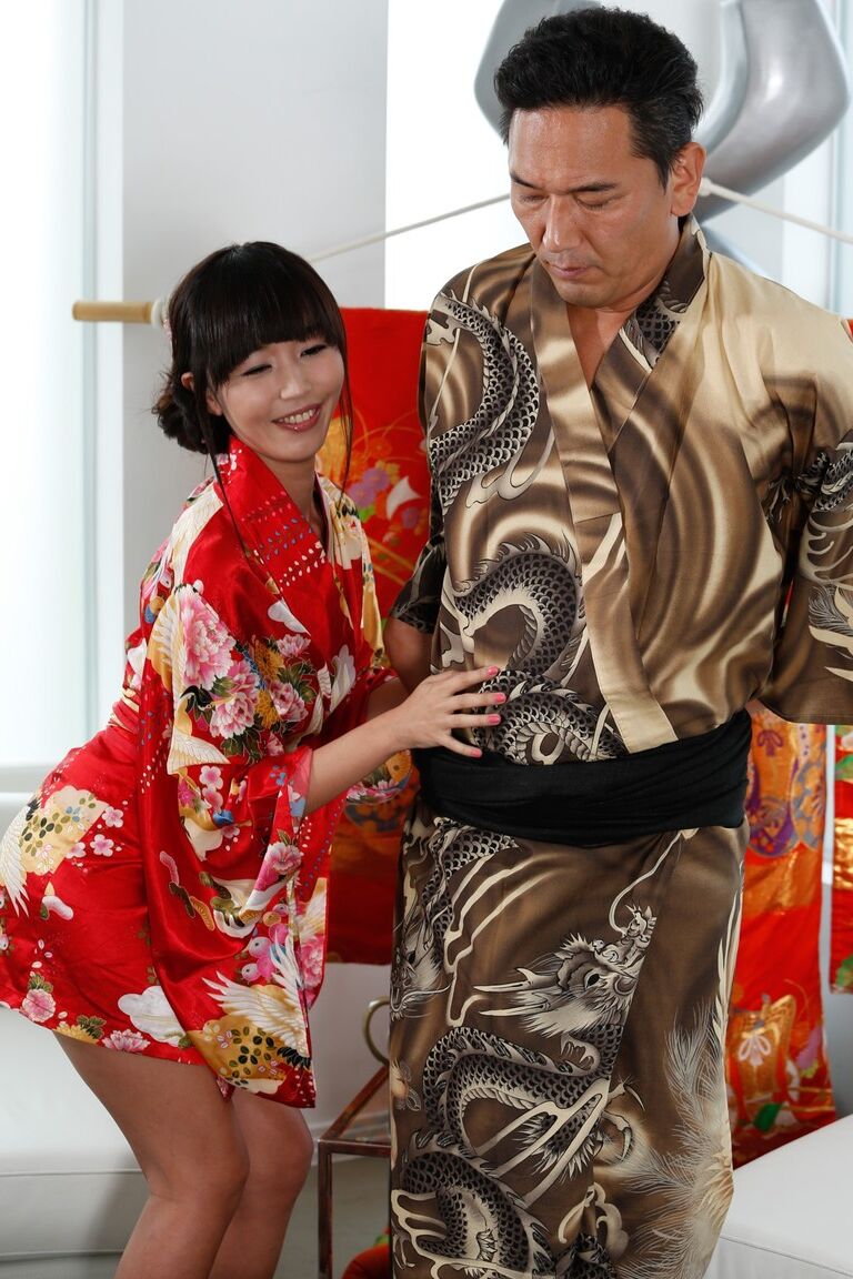 17P El guapo Takuo le muestra su polla a esta linda japonesa Marica Hase