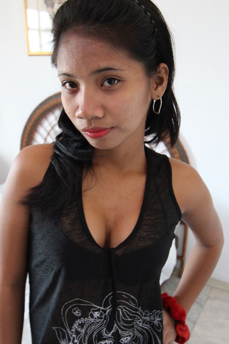 15P La jeune asiatique Francine offre une jupe haute en culotte transparente.