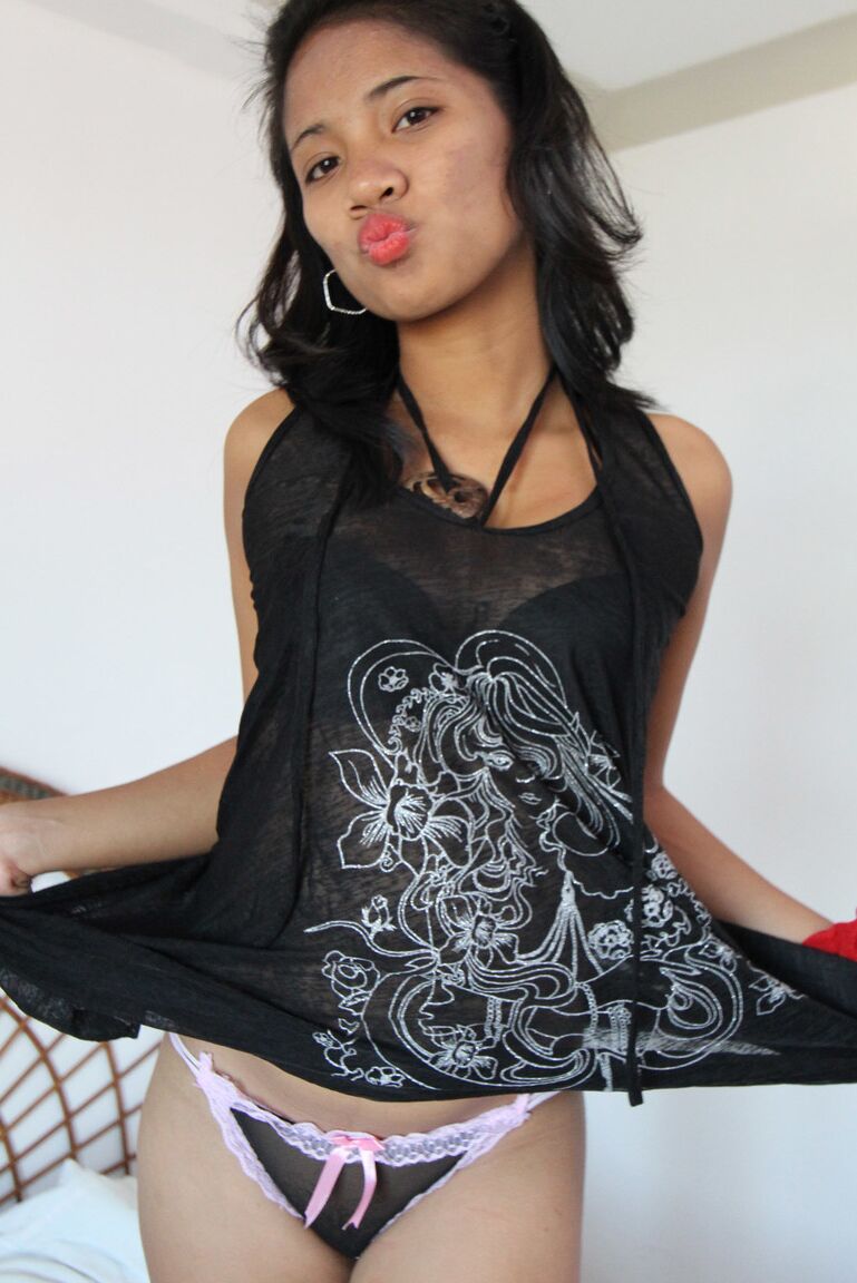 15P La jeune asiatique Francine offre une jupe haute en culotte transparente.