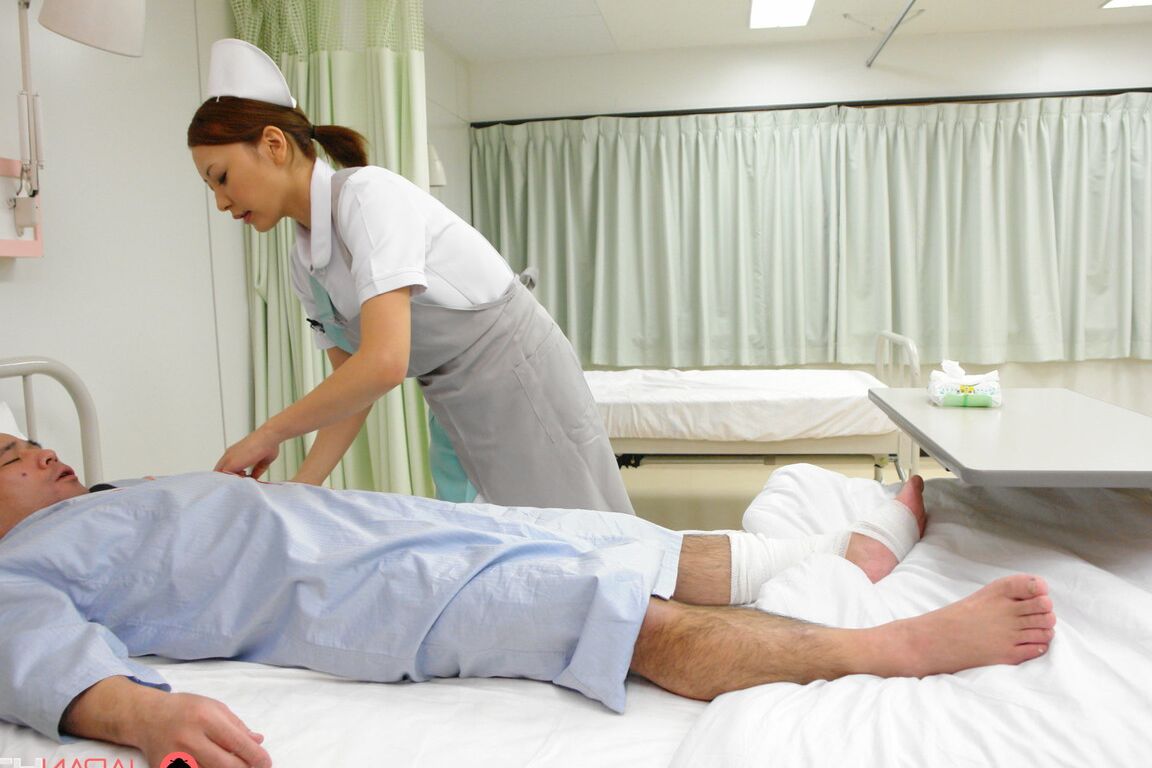 21P L'infirmière japonaise Mio Kuraki fait une pipe à un vieux patient excité