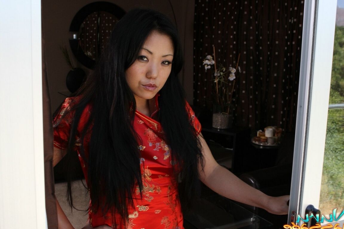15P La masajista asiática Kaiya Lynn se desnuda totalmente durante un masaje XXX