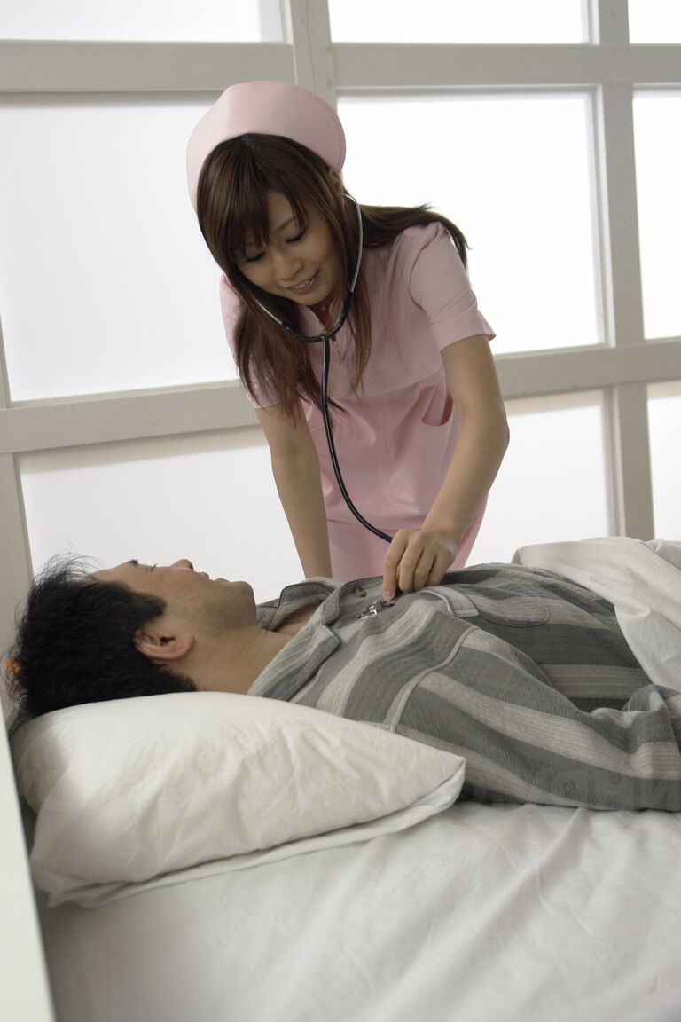 21P La sexy enfermera japonesa Honami Isshiki es follada en la cara por sus pacientes cachondos