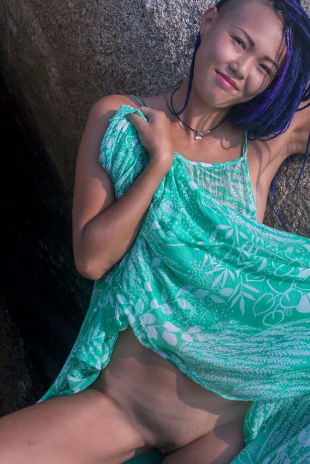 16P La chaude teen asiatique Sweet Julie enlève sa robe mouillée pour des poses nues dans l'eau
