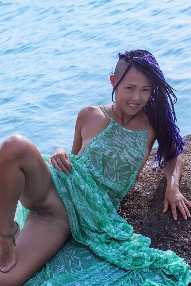 16P La chaude teen asiatique Sweet Julie enlève sa robe mouillée pour des poses nues dans l'eau