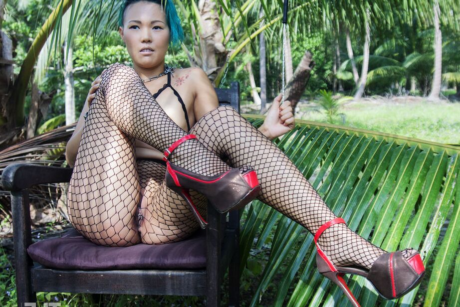 16P Adolescente asiática con el pelo teñido Sweet Julie hace topless en pantimedias de malla