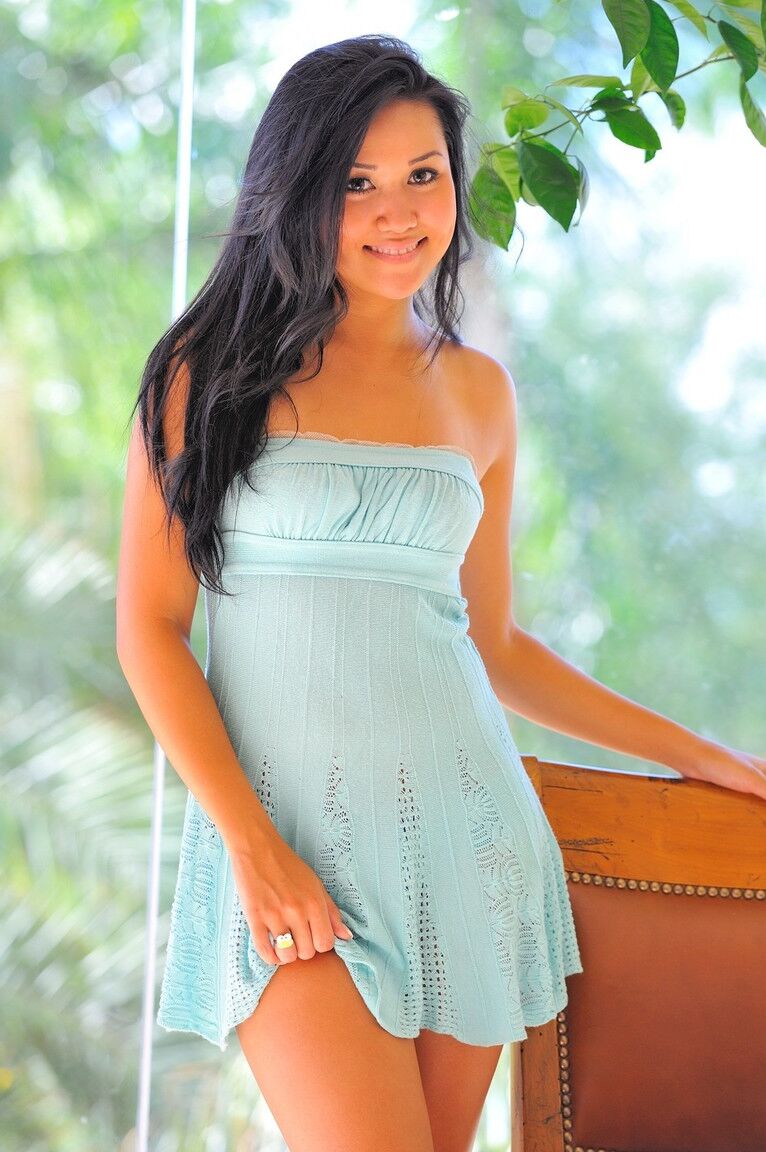 21P, la mignonne asiatique Corinne expose ses délicieux pieds
