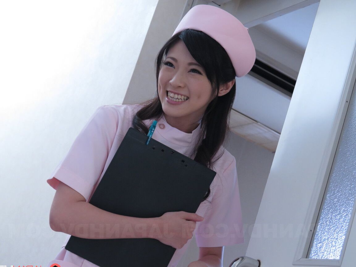 21P La linda enfermera japonesa Sara Yurikava le hace una paja sensual a su paciente