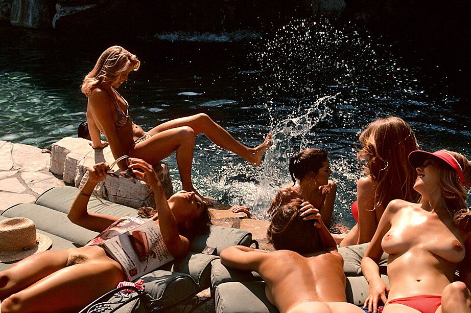 16P Increíbles fotos retro de Playboy con algunas mieles maduras a las que les encanta presumir