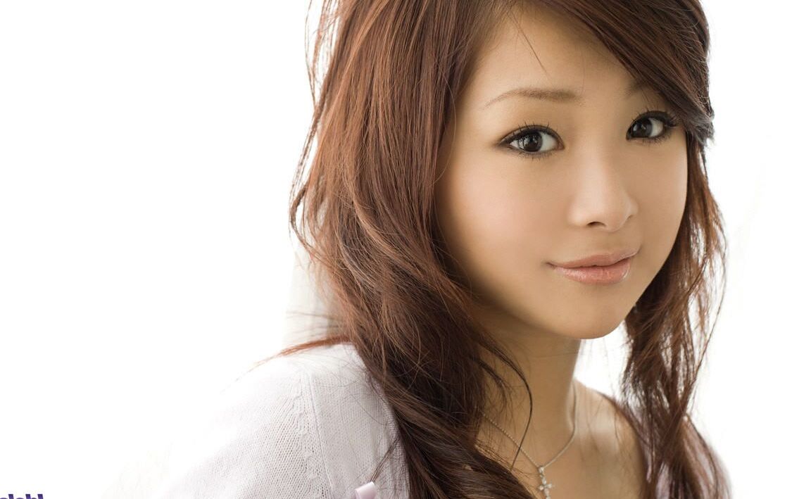 16P Die süße japanische Teenagerin Suzuka Ishikawa schiebt ihr Höschen zur Seite, um ihren Busch freizulegen
