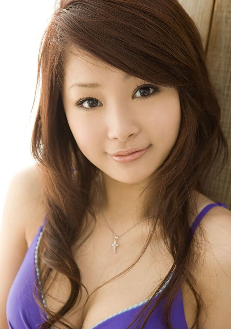 16P Die süße japanische Teenagerin Suzuka Ishikawa schiebt ihr Höschen zur Seite, um ihren Busch freizulegen